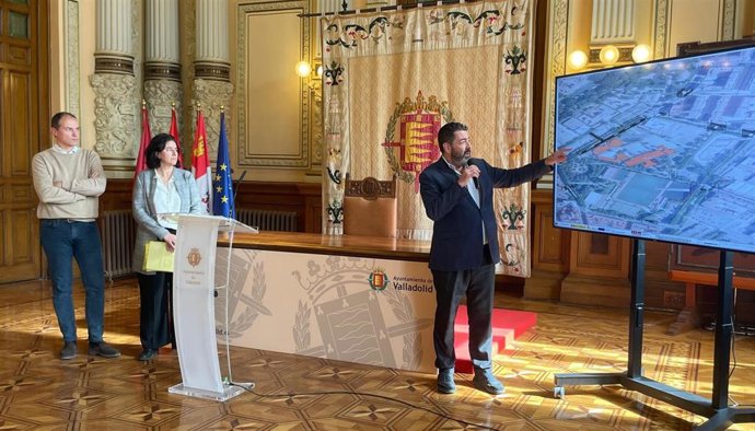 El concejal de Tráfico y Movilidad, Alberto Gutiérrez Alberca, en la presentación del proyecto de mejora de la seguridad en el entorno de dos centros educativos en La Victoria.