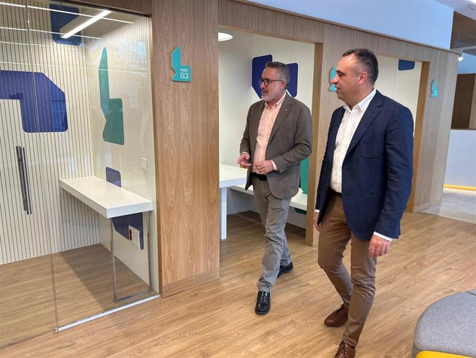 El diputado provincial de Fondos Europeos, Desarrollo, Industria y Empleo, Antonio Díaz, a la izquierda en la imagen, con el presidente de la Diputación de Granada, Francis Rodríguez