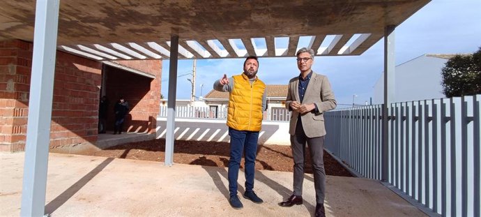 El delegado de Infraestructuras, Sostenibilidad y Agricultura de la Diputación de Córdoba, Andrés Lorite (dcha.), en su visita a Ochavillo del Río.