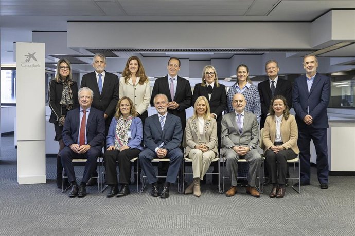 El ceo de CaixaBank, Gonzalo Gortázar, con el Comité Consultivo de accionistas de CaixaBank.