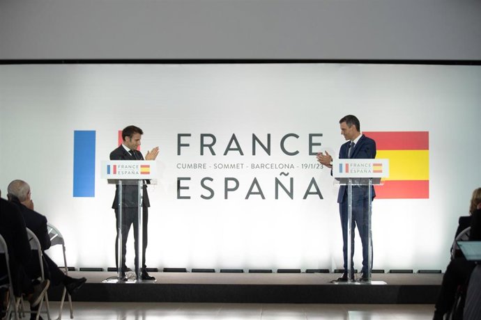 Archivo - El presidente de Francia, Emmanuel Macron (i) y el presidente del Gobierno, Pedro Sánchez (d),  tras la firma de un Tratado de Amistad 