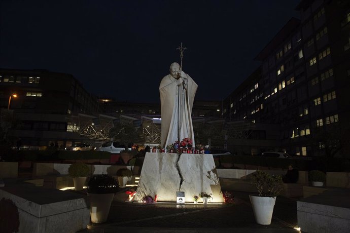 16 February 2025, Vatican, Vatican City: A statue of Pope John Paul II stands outside the Agostino Gemelli Hospital in Rome, where Pope Francis has been hospitalized to undergo some necessary diagnostic tests and to continue his ongoing treatment for bron