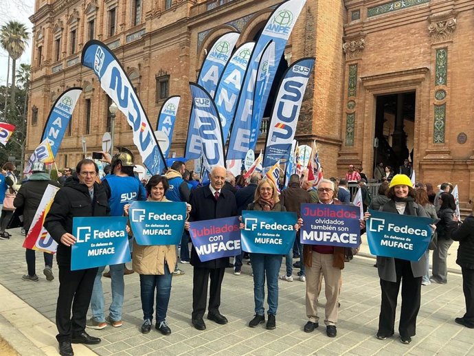 La Plataforma Intersindical (Fedeca, SUP, ANPE, UFC, USO, SIAT, Usie, SPP, APFP y TAMPM) se movilizan en Sevilla, Granada, Badajoz y Pamplona en defensa de Muface. A 18 de febrero de 2025, en Sevilla.