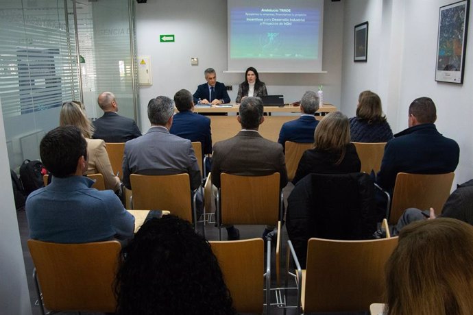 La delegada de Economía, Hacienda y Fondos Europeos en Huelva, Lucía Núñez, expone a representantes de Unicaja los incentivos para el desarrollo industrial.