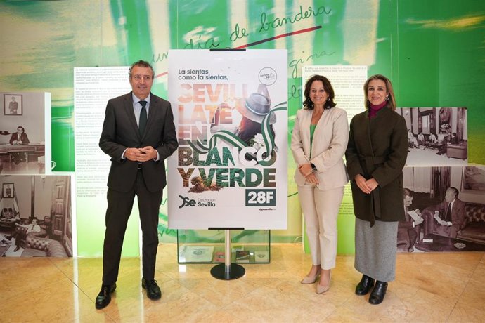 El presidente de la Diputación, Javier Fernández (1i), presenta 'Sevilla late en blanco y verde', campaña institucional de la entidad provincial con motivo del Día de Andalucía