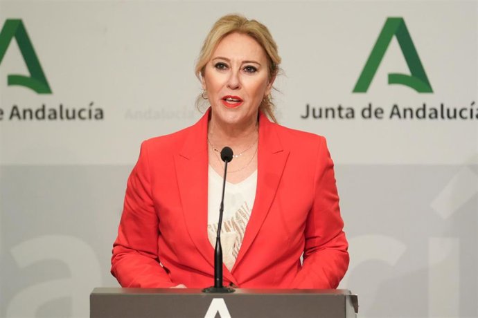La consejera de Economía, Hacienda y Fondos Europeos y portavoz del Gobierno, Carolina España durante la rueda de prensa posterior al Consejo de Gobierno. A 18 de febrero de 2025, en Sevilla (Andalucía, España). El Consejo de Gobierno de la Junta de Andal
