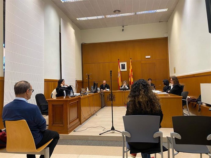 El profesor de la UB acusado de abusar sexualmente de una alumna y compartir fotos de ella sin su consentimiento en el juicio que se celebra en la Sección 8 de la Audiencia Provincial de Barcelona