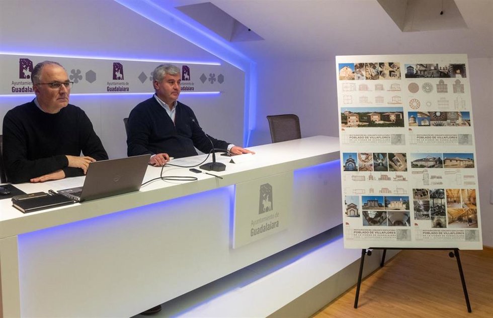 El concejal de Urbanismo y responsable del Poblado de Villaflores, Alfonso Esteban, acompañado por el jefe de Urbanismo, César Gismera.