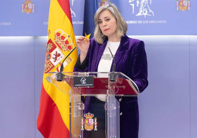 A porta-voz de Sumar no Congresso, Verónica Martínez, em uma coletiva de imprensa após a Reunião de Porta-vozes, no Congresso dos Deputados, em 18 de fevereiro de 2025, em Madri (Espanha).