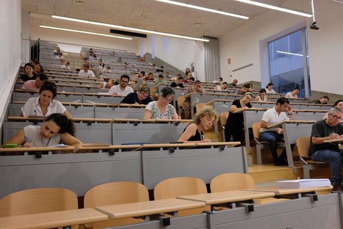 Archivo - Aspirantes en una prueba de oposiciones docentes en Andalucía en una imagen de archivo