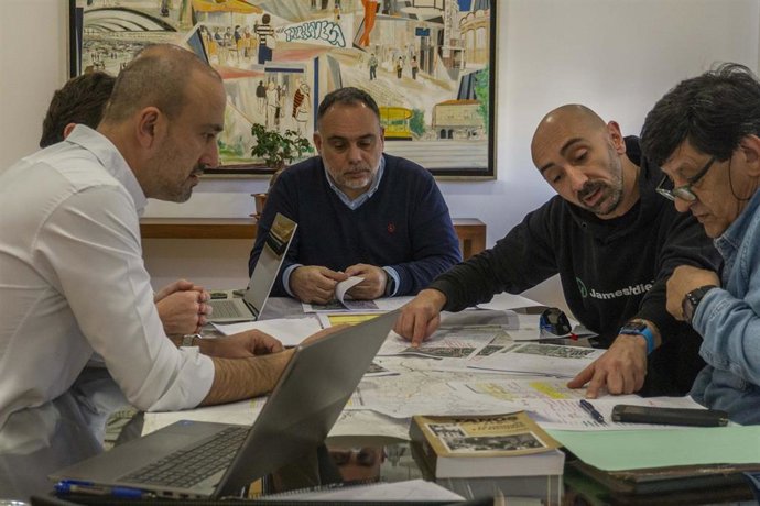 El alcalde de Torrelavega, Javier López Estrada, con los representantes de la Asociación de Vecinos de Tanos