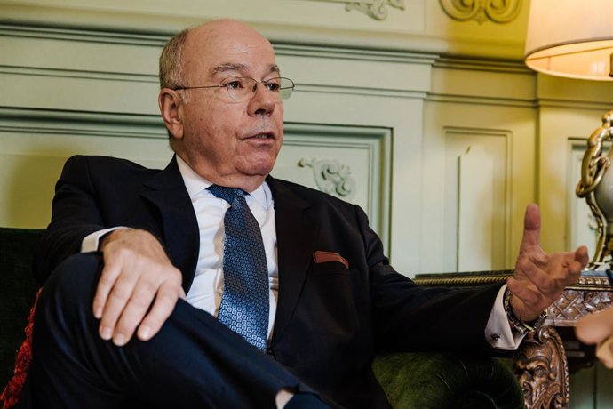 O Ministro das Relações Exteriores do Brasil, Mauro Vieira, durante uma entrevista para a Europa Press, na residência do embaixador, em 18 de fevereiro de 2025, em Madri (Espanha). Mauro Vieira nasceu em Niterói, RJ. Formou-se em Direito pela Universidade