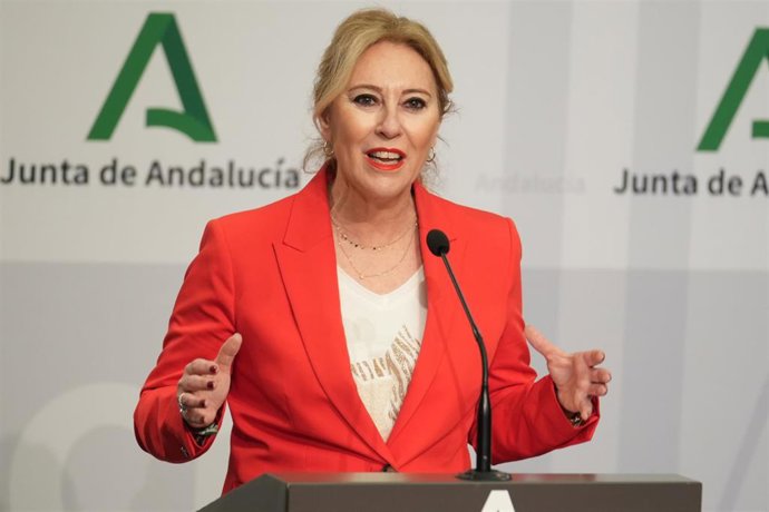 La consejera de Economía, Hacienda y Fondos Europeos y portavoz del Gobierno, Carolina España durante la rueda de prensa posterior al Consejo de Gobierno. A 18 de febrero de 2025, en Sevilla (Andalucía, España). El Consejo de Gobierno de la Junta de Andal