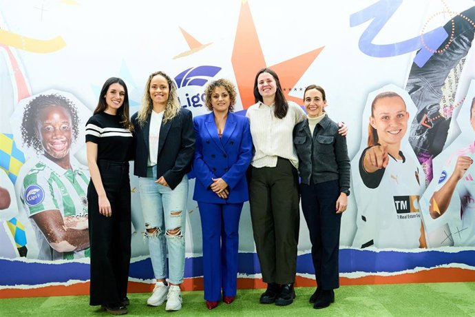 Foto de familia tras la presentación del proyecto de la Liga F 'Un día Con'
