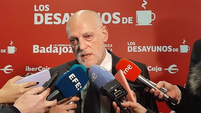 El presidente de LaLiga, Javier Tebas, atiende a los medios de comunicación en Badajoz