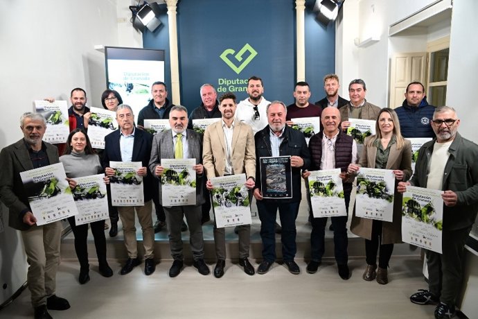Presentación de los circuitos provinciales de ciclismo con el diputado de Deportes, Eric Escobedo, en el centro en la imagen