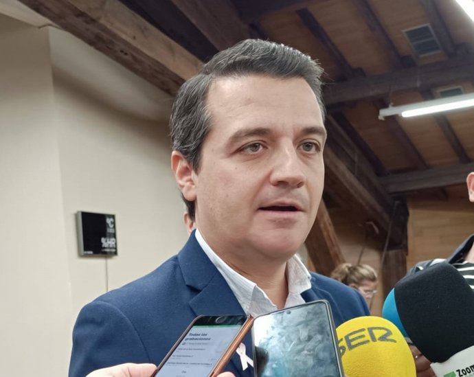 Archivo - El alcalde de Córdoba, José María Bellido, atiende a los medios.