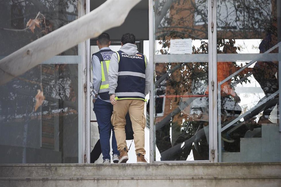 Agentes de la Unidad de Delincuencia Económica y Fiscal (Udef) de la Policía Nacional en las dependencias de la Policía Local de Granada
