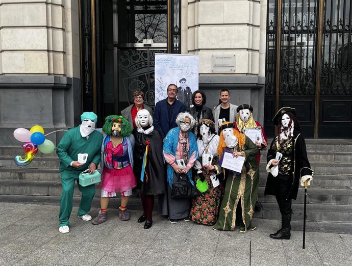 Una representación de mascarutas de Épila en la puerta de la DPZ, junto a la vicepresidenta de la institución provincial, Teresa Ladrero.