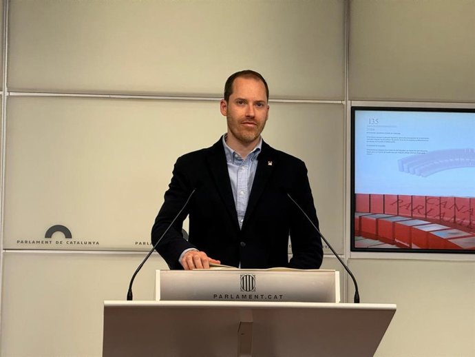 El portavoz del PP en el Parlament, Juan Fernández, en rueda de prensa este martes