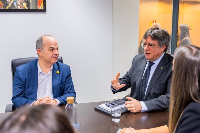 Archivo - El secretari general de Junts, Jordi Turull, i el líder del partit, Carles Puigdemont, durant una reunió 