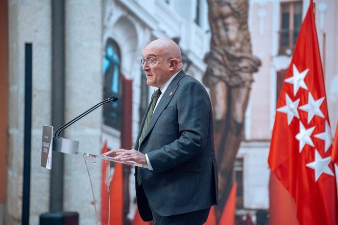 El alcalde de Valladolid, Jesús Julio Carnero, interviene durante el pregón de la Semana Santa de Valladolid, en la Real Casa de Correos, a 18 de febrero de 2025, en Madrid (España).