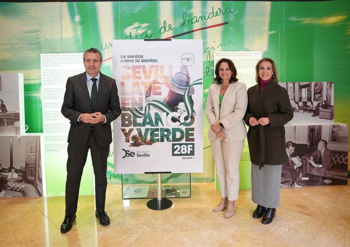 El presidente de la Diputación, Javier Fernández (1i), presenta 'Sevilla late en blanco y verde', campaña institucional de la entidad provincial con motivo del Día de Andalucía.