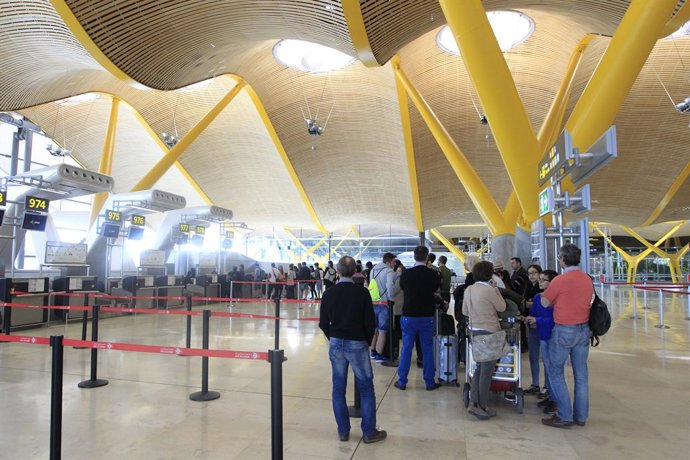 Archivo - Aeropuerto de Barajas, turismo, turistas, viajeros, viajes, avión, AENA, salidas, llegadas, retrasos, maletas, equipaje, embarque, embarcar.