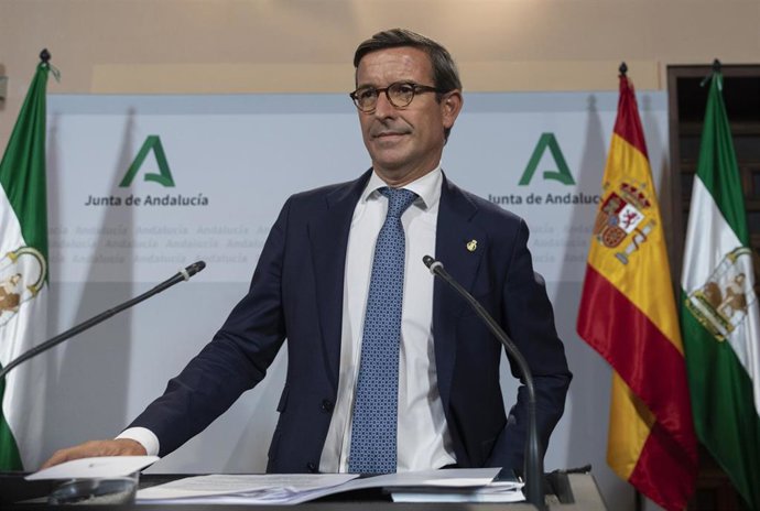 Archivo - El consejero de Política Industrial, y Energía, Jorge Paradela, en una rueda de prensa posterior a una reunión del Consejo de Gobierno de la Junta de Andalucía en una imagen de archivo