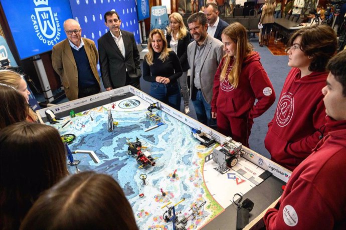 La presidenta del Cabildo de Tenerife, Rosa Dávila (c), en la presentación de la First Lego League Canarias