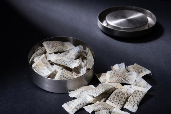 Archivo - Arquivo - Close-up de uma lata metálica de snus sueco com porções brancas de bolsas de tabaco sem fumaça em um fundo escuro