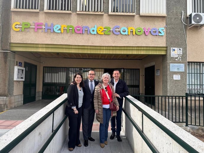 El delegado de Desarrollo Educativo y Formación Profesional y de Universidad, Investigación e Innovación, Miguel Briones, junto a la concejala delegada del distrito Cruz del Humilladero, Teresa Porras visitan el CEIP Hernández Cánovas