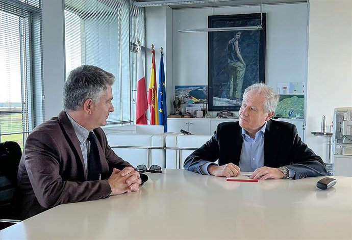 El Consejero De Industria, Empleo, Innovación Y Comercio, Eduardo Arasti (Derecha), Recibe Al Alcalde De Selaya, Cándido Cobo