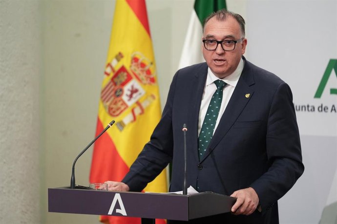 El consejero de Turismo y Andalucía Global, Arturo Bernal Bergua durante la rueda de prensa posterior al Consejo de Gobierno. A 18 de febrero de 2025, en Sevilla (Andalucía, España). El Consejo de Gobierno de la Junta de Andalucía se reúne en el Palacio d