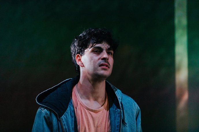 Archivo - L'actor Nil Cardoner durant una escena de l'obra