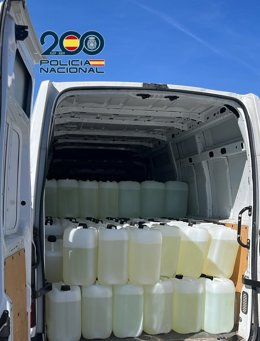 Garrafas de gasolina incautadas en una operación contra el petaqueo a narcolanchas.