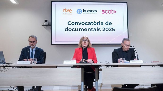 El director de RTVE Catalunya, Esteve Crespo, la consejera delegada de La Xarxa, Núria de José, y el responsable de documentales de 3Cat, David Bassa.