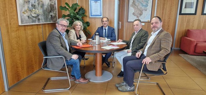 El consejero de Sanidad del Gobierno de Aragón, José Luis Bancalero Flores, se ha reunido con los presidentes de los colegios oficiales de profesiones sanitarias de la provincia de Huesca.