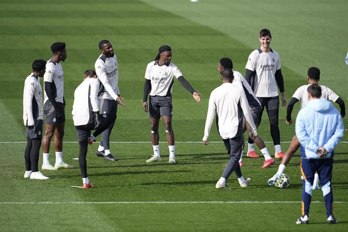 El central alemán Antonio Rüdiger y el centrocampista Eduardo Camavinga, en el entrenamiento del Real Madrid previo a la vuelta del 'playoff' de la Champions League 2024/25 ante el Manchester City.