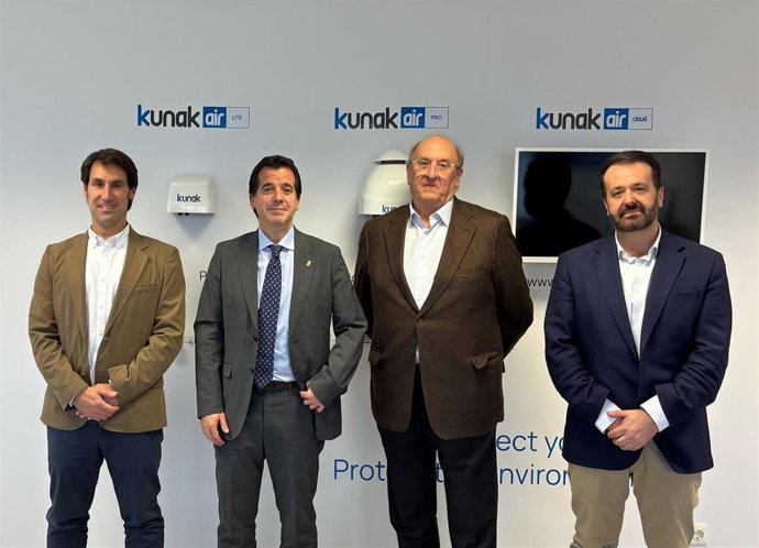 De izda a dcha: el CEO y cofundador Javier Fernández; el consejero Irujo; el presidente de la empresa, José Agustín Guibert; y el director general de Fomento Empresarial, Iñigo Arruti.