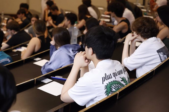 Archivo - Estudiants en un aula 