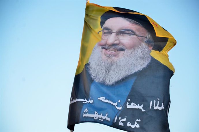 Archivo - November 30, 2024, Tunis, Tunisia: Tunis, Tunisia. 30 November 2024. A poster of assassinated Hezbollah leader Hassan Nasrallah is raised during a pro-Palestine and pro-Lebanon march in Tunis. The event was held in the Tunisian capital to protes