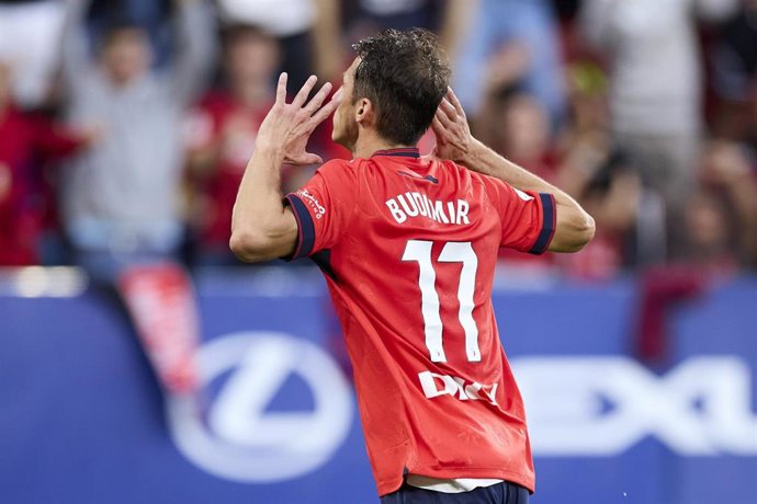 Archivo - El delantero de Osasuna Ante Budimir celebrando un gol.