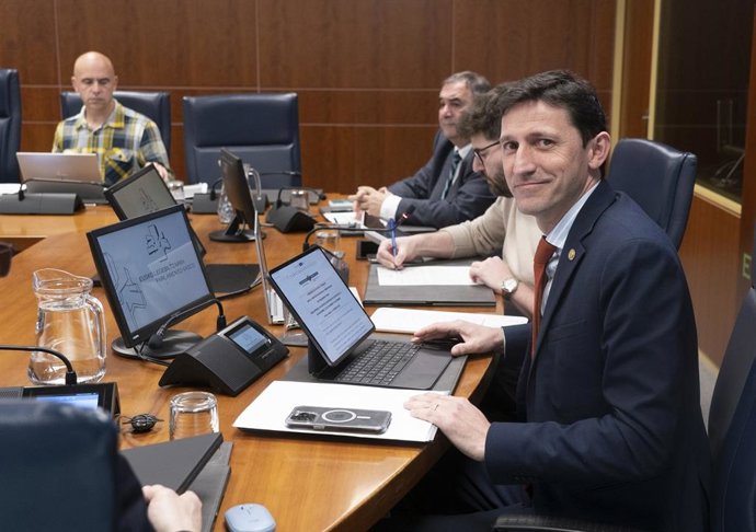 El consejero comparece en la Comisión de Hacienda y Presupuestos