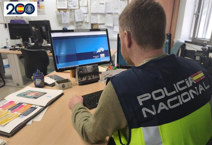 Un agente de la Policía Nacional.