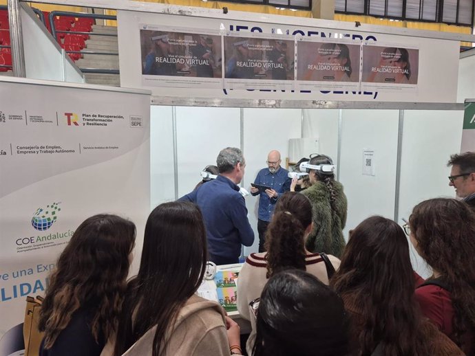 El SAE presenta en el Salón del Estudiante de Lucena sus gafas de realidad virtual para entrenar competencias en búsqueda de empleo.