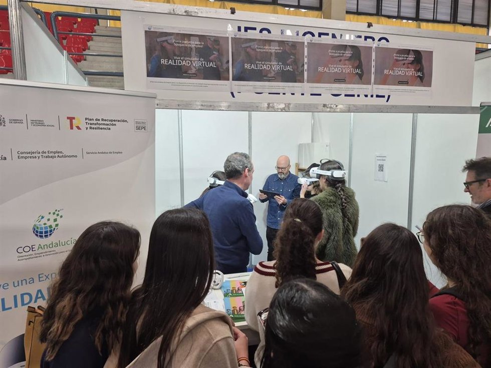 El SAE presenta en el Salón del Estudiante de Lucena sus gafas de realidad virtual para entrenar competencias en búsqueda de empleo.