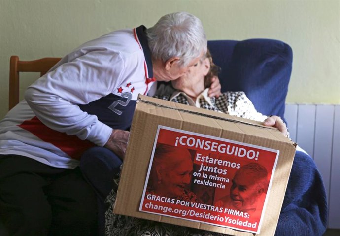 Desiderio y Soledad, un matrimonio con Alzheimer de Plasencia, celebran con un beso el objetivo cumplido de ir junto a una residencia para ser atendidos.