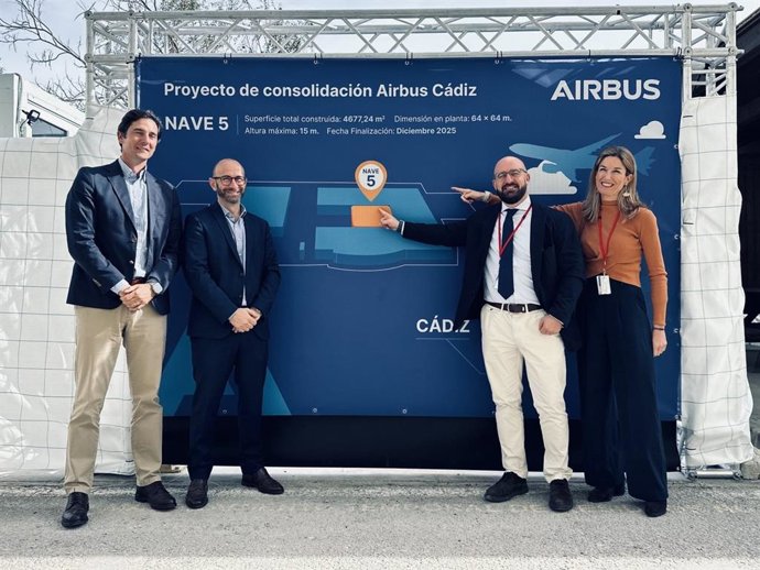 El alcalde de El Puerto de Santa María, Germán Beardo, el director de la planta de Airbus Cádiz, Jesús López-Medina, e Ignacio de Lope Sanabria, responsable del proyecto de consolidación de Airbus Cádiz y Leonor Caballero, concejal de Desarrollo Urbano