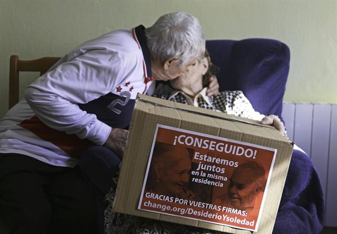 Desiderio y Soledad tras lograr que la Junta de Extremadura les ofrezca una plaza conjunta en una residencia.